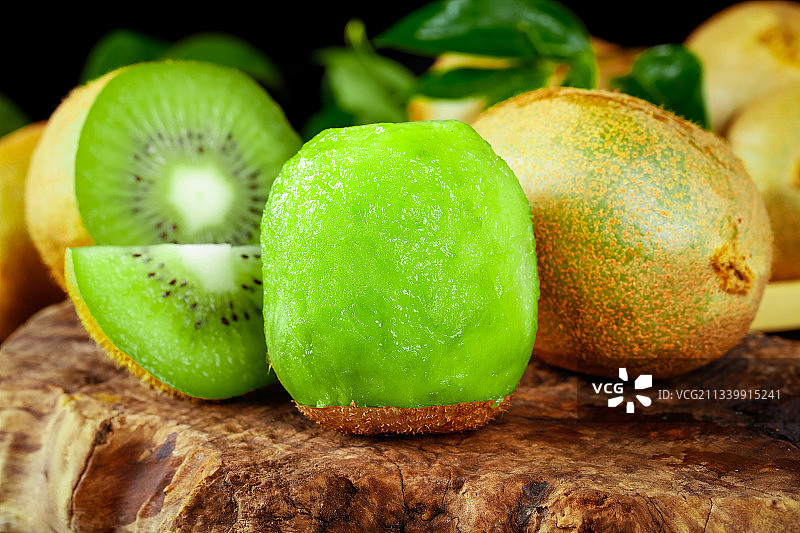 木底上的绿心奇异果图片素材