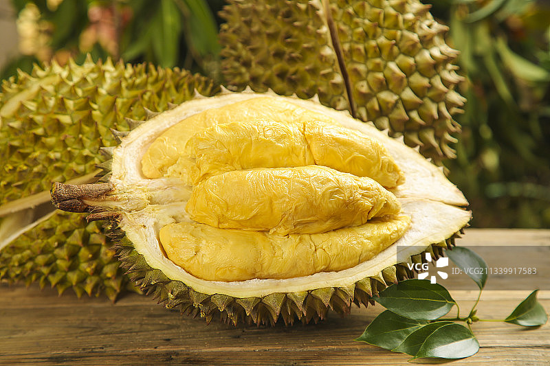 木板上的泰国金枕榴莲图片素材