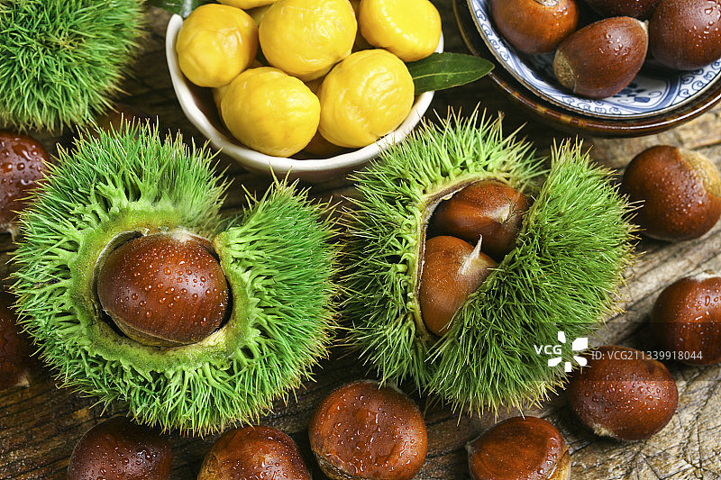 木底上的迁西板栗图片素材