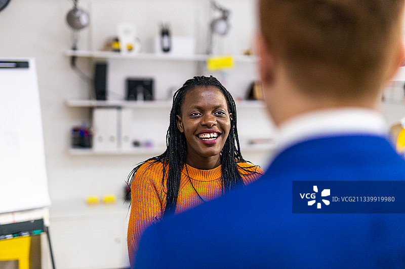 商务人士在办公室聊天图片素材