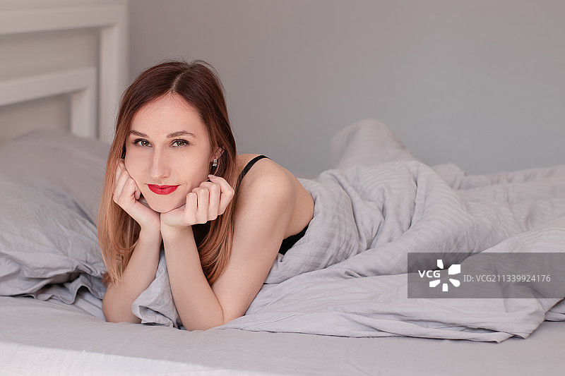 居家卧床的美丽女子肖像图片素材