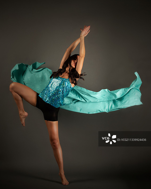 在灰色背景下跳舞的美丽女人，西班牙马德里图片素材