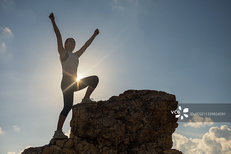 站在泰国罗勇岩石上的男人剪影图片素材