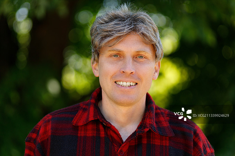 在公园里微笑的男人肖像，乌克兰图片素材