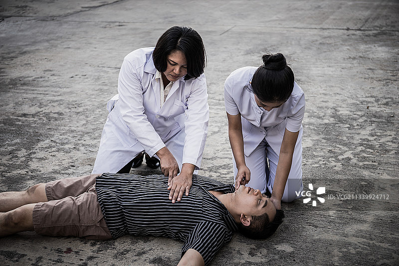 年轻女子和男人躺在地上图片素材