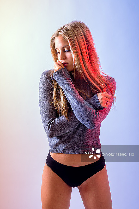 站在彩色背景前的年轻漂亮女人，阿根廷布宜诺斯艾利斯图片素材