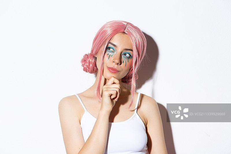 粉色动漫假发女孩的沉思特写图片素材