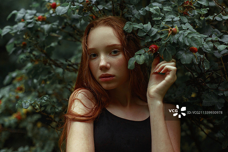 俄罗斯年轻女人倚靠树木肖像图片素材