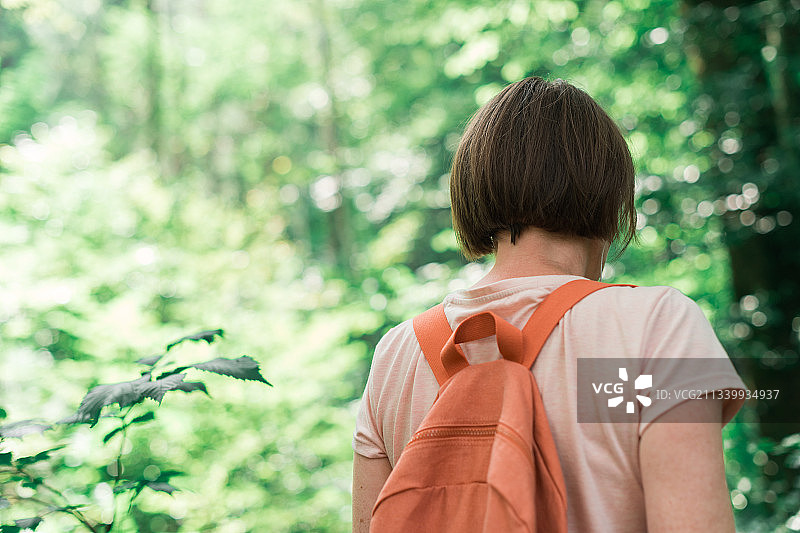 森林中，女子站立的背影图片素材