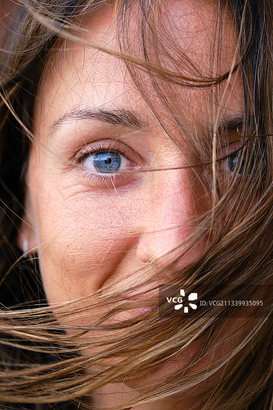 棕色头发女子特写图片素材