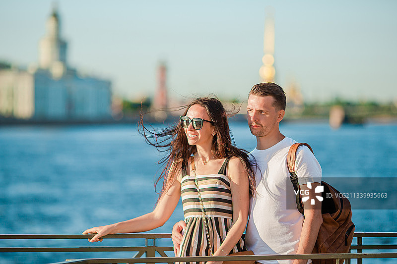 城市中相爱的年轻情侣图片素材