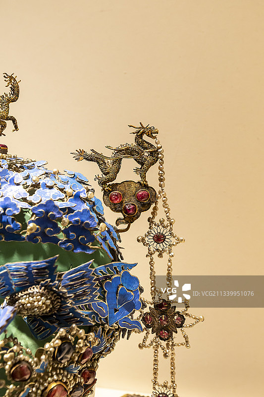 北京故宫珍宝馆文物：点翠嵌珍珠宝石金龙凤冠（明万历）图片素材