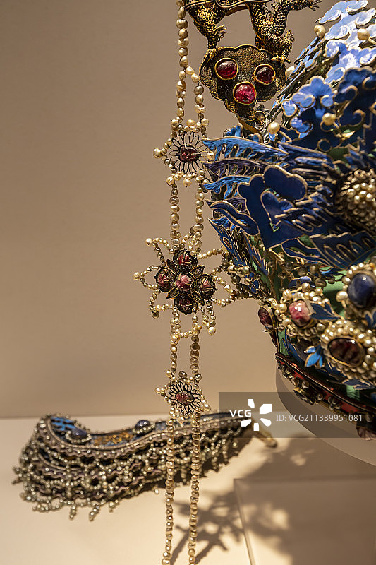 北京故宫珍宝馆文物：点翠嵌珍珠宝石金龙凤冠（明万历）图片素材