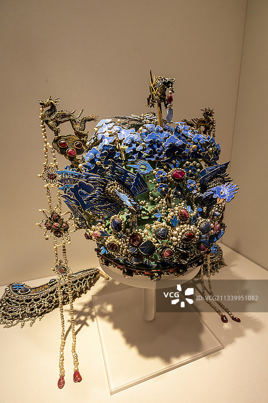 北京故宫珍宝馆文物：点翠嵌珍珠宝石金龙凤冠（明万历）图片素材