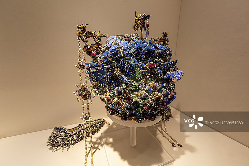 北京故宫珍宝馆文物：点翠嵌珍珠宝石金龙凤冠（明万历）图片素材