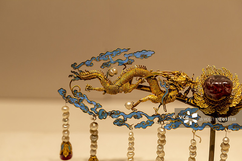 北京故宫珍宝馆文物：金点翠嵌珍珠宝石双龙挑子（清）图片素材