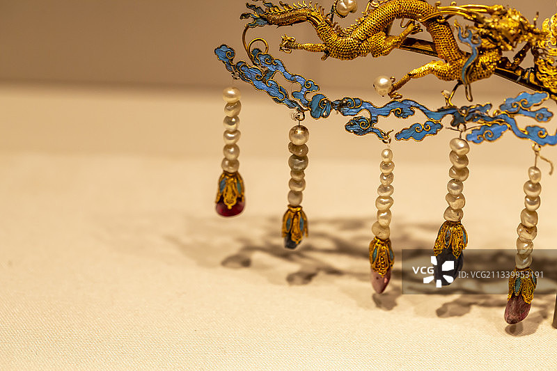 北京故宫珍宝馆文物：金点翠嵌珍珠宝石双龙挑子（清）图片素材