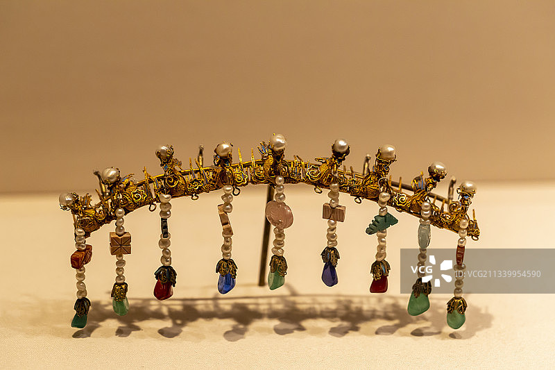 北京故宫珍宝馆文物：金累丝嵌珍珠宝石九凤钿口（清）图片素材