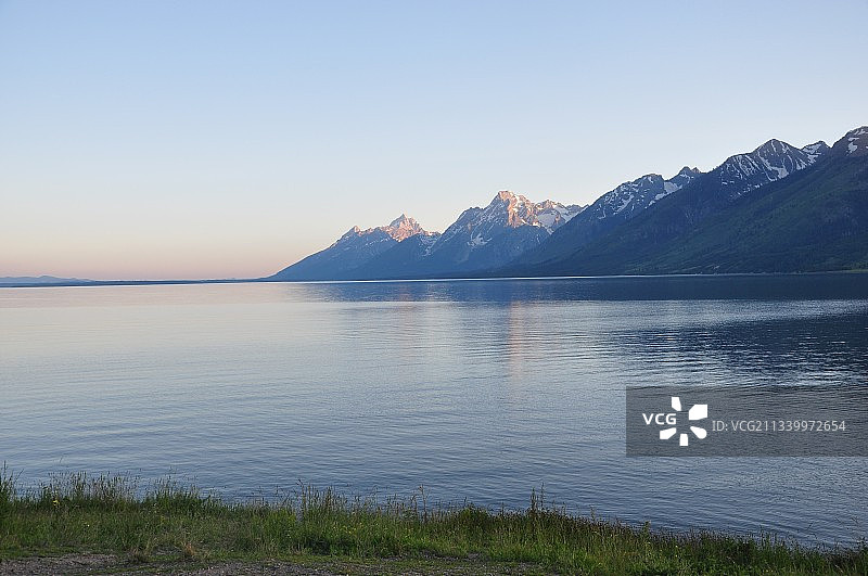 美国怀俄明州珍妮湖日落时分的湖泊美景图片素材