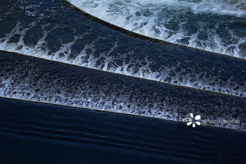 海滩波浪飞溅岸边高角度视图图片素材