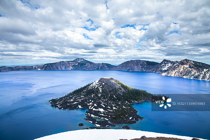 冬季俄勒冈州火山口湖国家公园的壮丽海景图片素材