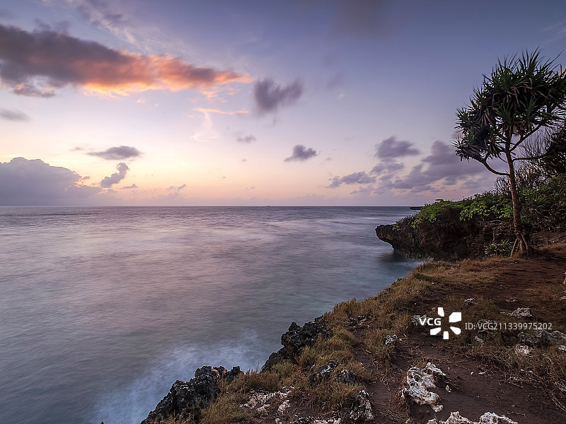 印度尼西亚巴厘岛努沙杜瓦海滩的日落海景图片素材