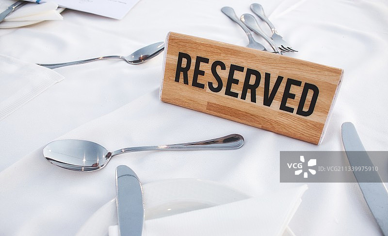 桌子上的文字和剪刀俯视图图片素材