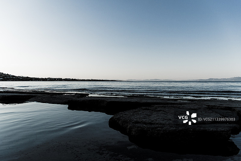 清澈的天空映衬着大海的美景图片素材