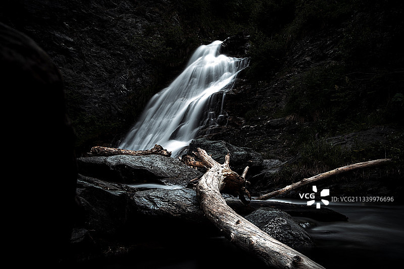 森林瀑布仰视视角图片素材