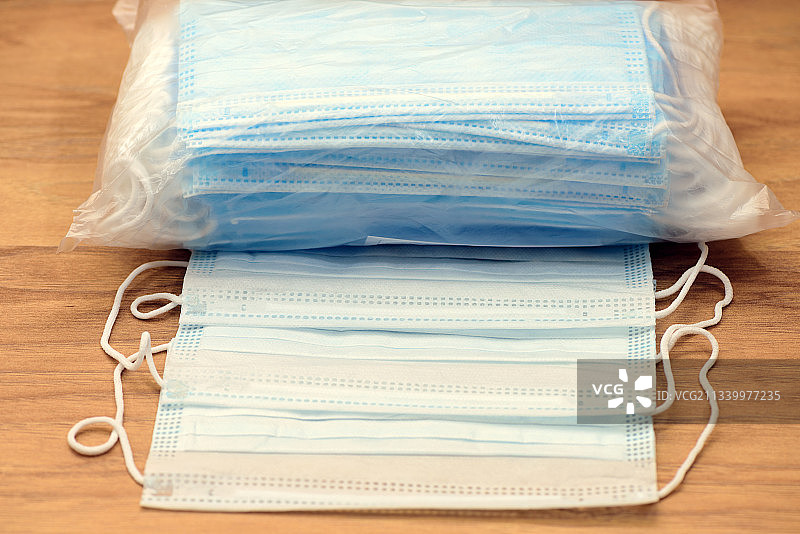 桌子上的外科口罩和餐巾（俄罗斯）图片素材