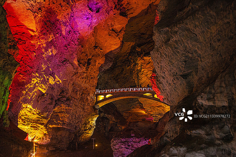 张家界黄龙洞多彩的钟乳石洞穴图片素材