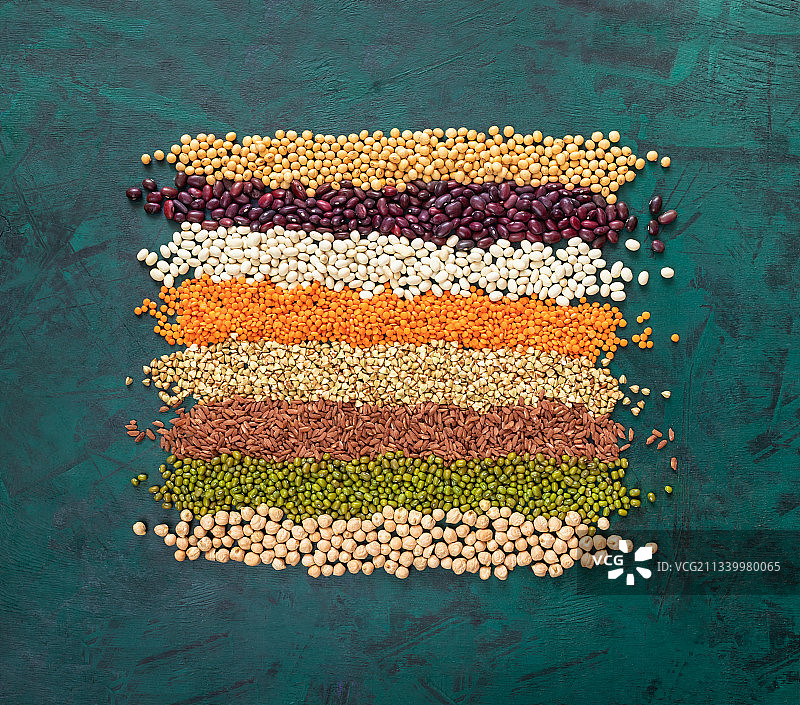 俄罗斯道路鲜花盛开高角度视图图片素材