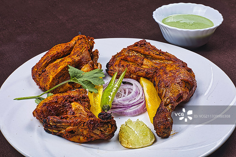 盘中烤鸡肉的特写图片素材