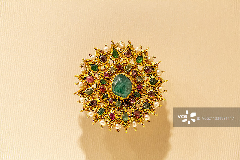 北京故宫珍宝馆文物：金嵌珍珠宝石圆花（清）图片素材