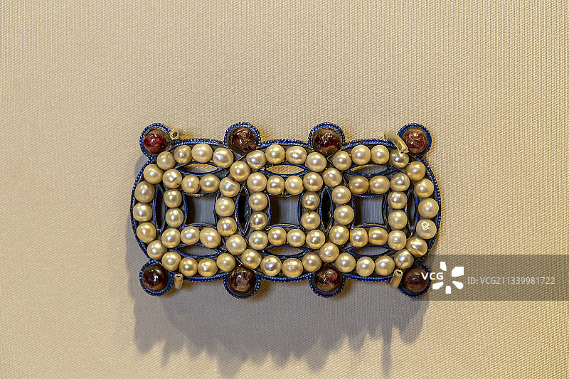北京故宫珍宝馆文物：金嵌珍珠红宝石带扣（清）图片素材