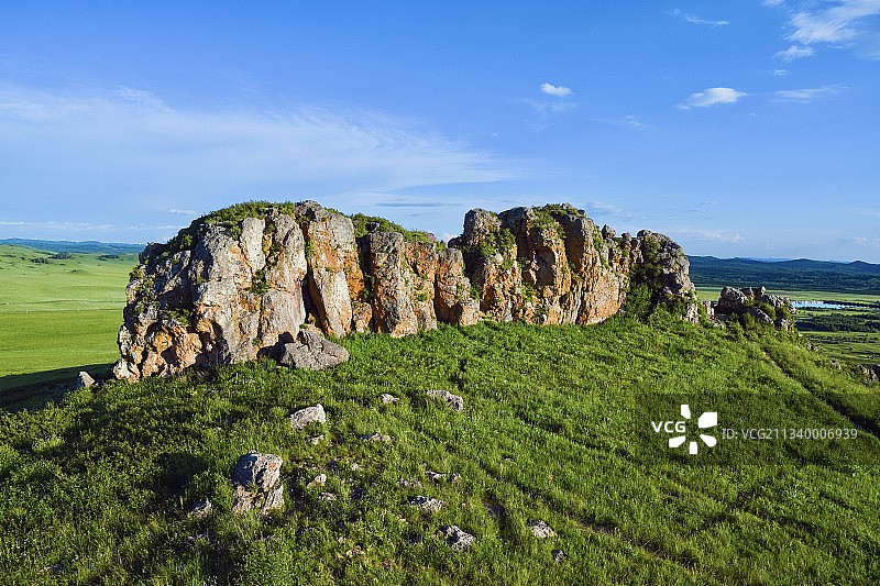 蓝天下草原，石头图片素材