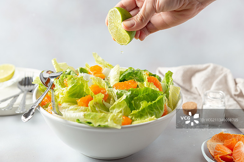 手在桌子上挤柠檬图片素材