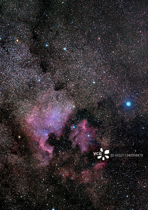 夜晚昆卡拉斯马哈达斯星空的低角度视图，西班牙图片素材