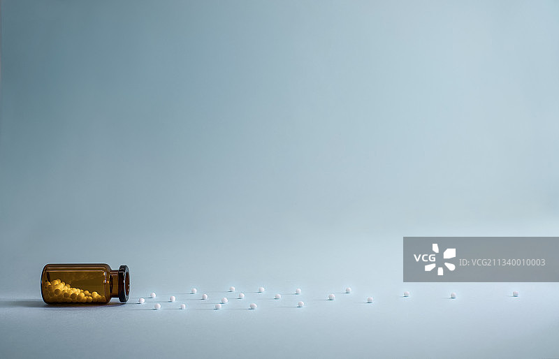 灰色背景下的圣诞装饰品特写图片素材