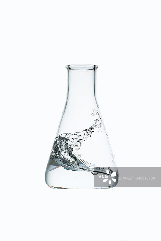 白色背景下的玻璃罐特写图片素材