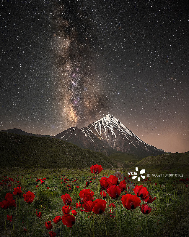 伊朗德黑兰省达马万德山夜空下的田野风光图片素材