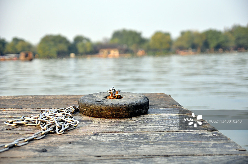 湖上码头钓鱼设备的特写图片素材