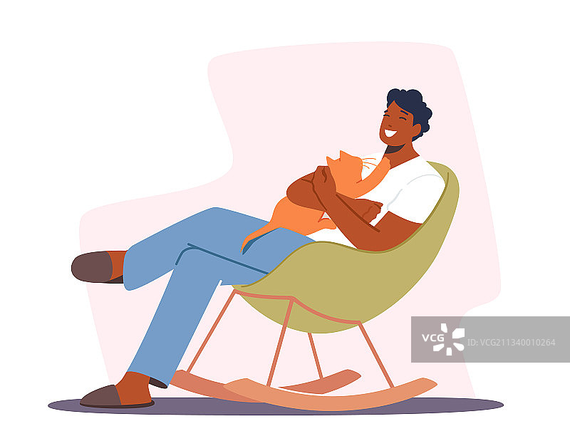 在扶手椅上与可爱的猫一起放松的快乐男人图片素材