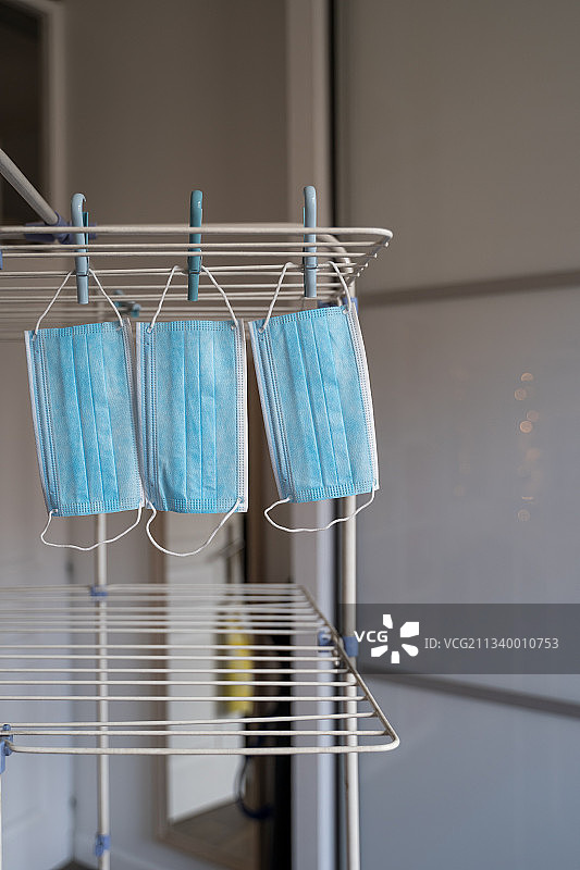 晾衣架上悬挂的衣物特写图片素材