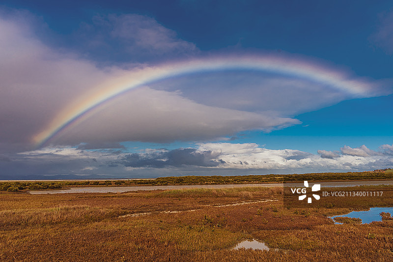 新西兰，田野上彩虹的迷人景色图片素材