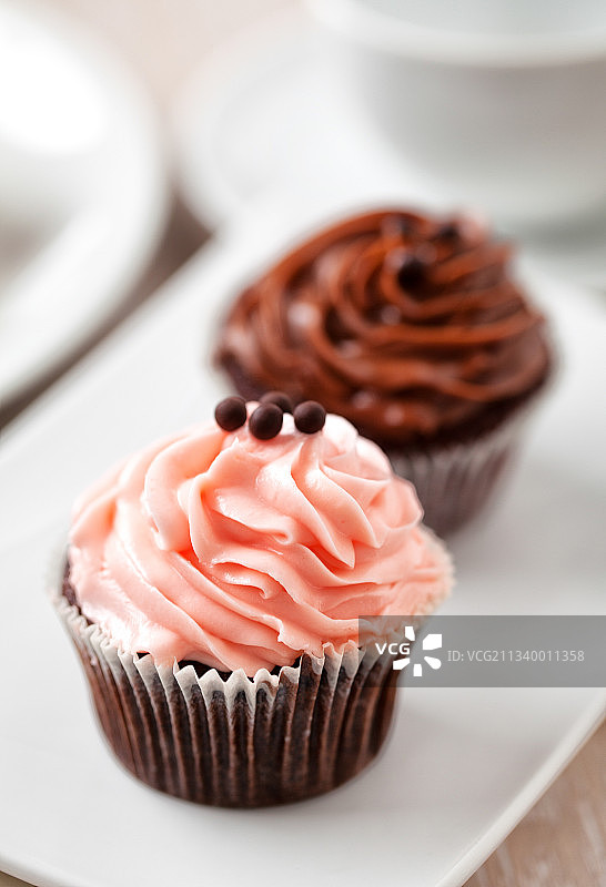 盘中纸杯蛋糕特写图片素材