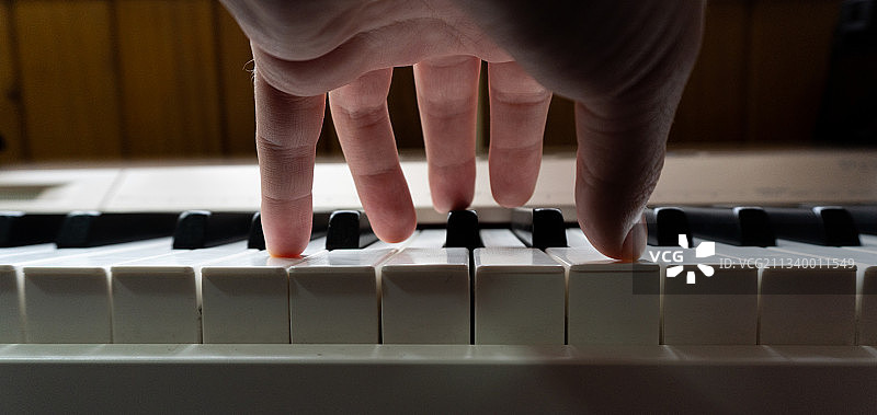 弹钢琴的裁剪图图片素材