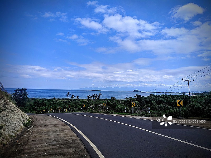印度尼西亚Sekotong Tengah，海边空旷的道路图片素材