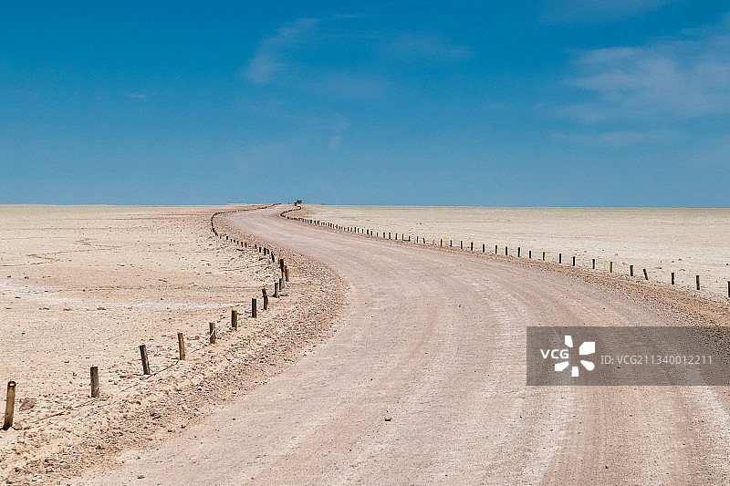 纳米比亚蓝天下的沙漠风光图片素材