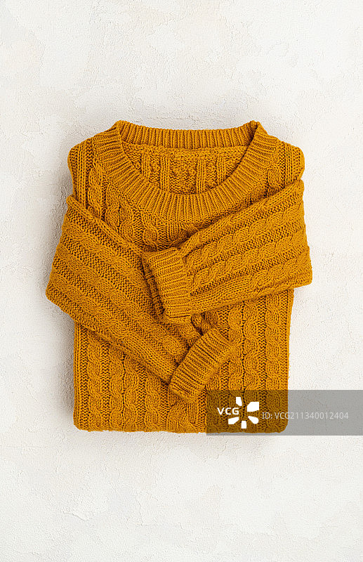 灰色背景下的女士服装和配饰图片素材